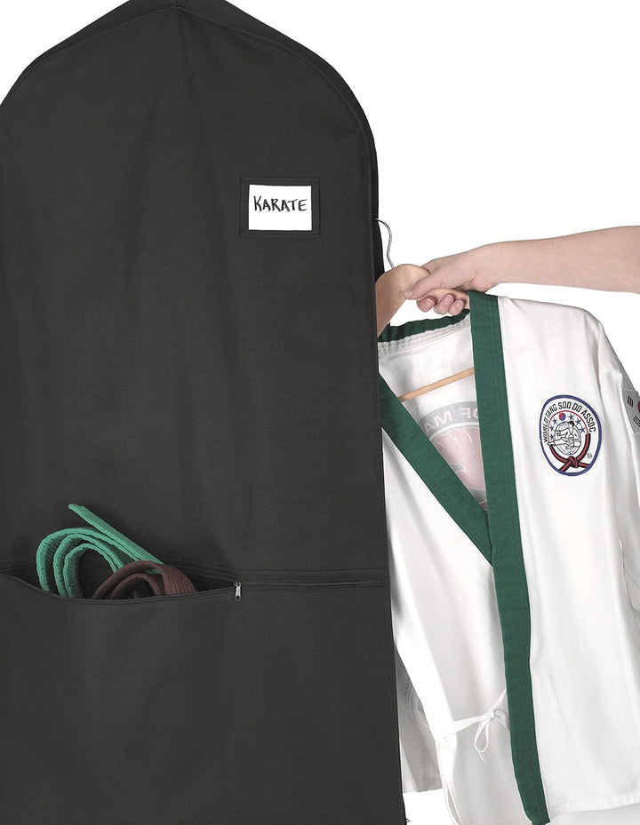 Ruime binnenzijde van de waterafstotende kleding reistas met hangerhaak en veilige sluitingen voor optimale organisatie.
