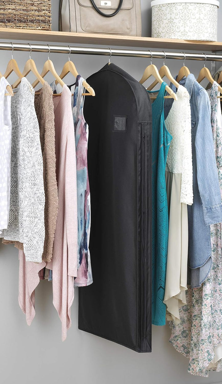 Stijlvolle zwarte waterafstotende kleding reistas klaar voor een zakenreis, ideaal voor georganiseerd reizen.