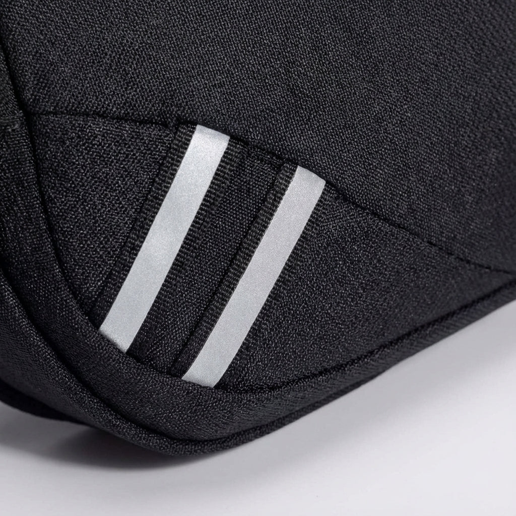 Zwarte waterafstotende nylon heuptas met geïntegreerde fleshouder, perfect voor elke sportactiviteit.