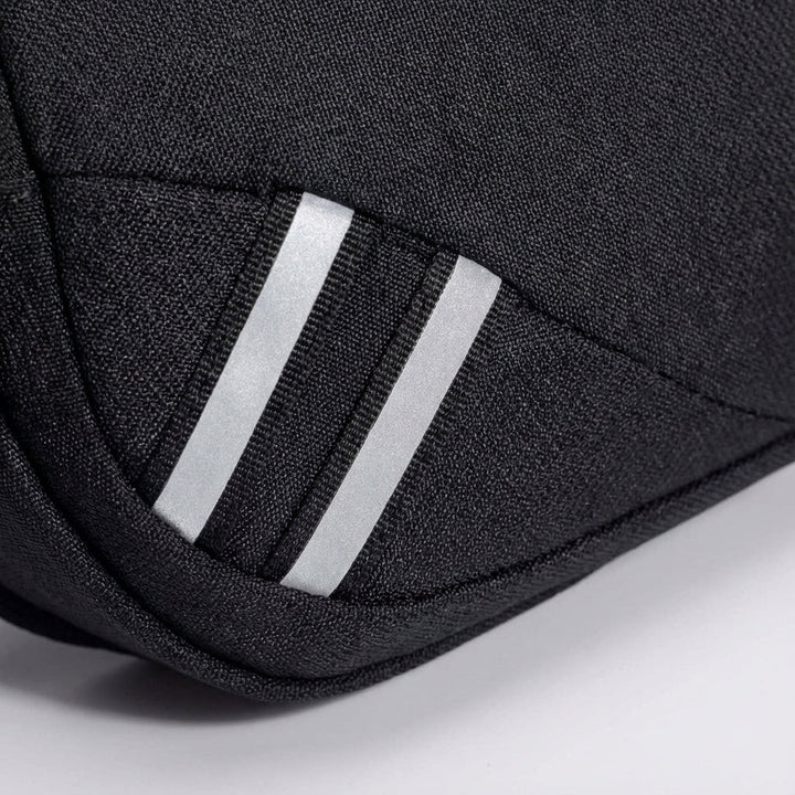 Zwarte waterafstotende nylon heuptas met geïntegreerde fleshouder, perfect voor elke sportactiviteit.