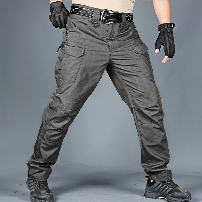 Detail van de waterdichte en ademende stof van de David outdoorbroek. Perfect voor elk heren avontuur.