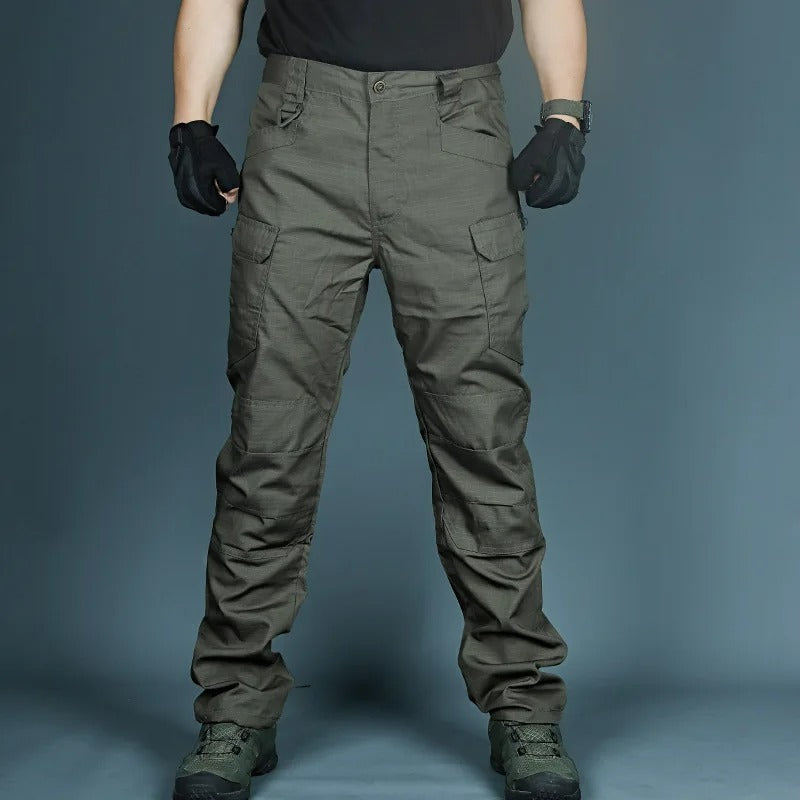Zijaanzicht van de grijze David outdoorbroek gedragen door een man. Comfortabele pasvorm voor herenkleding.