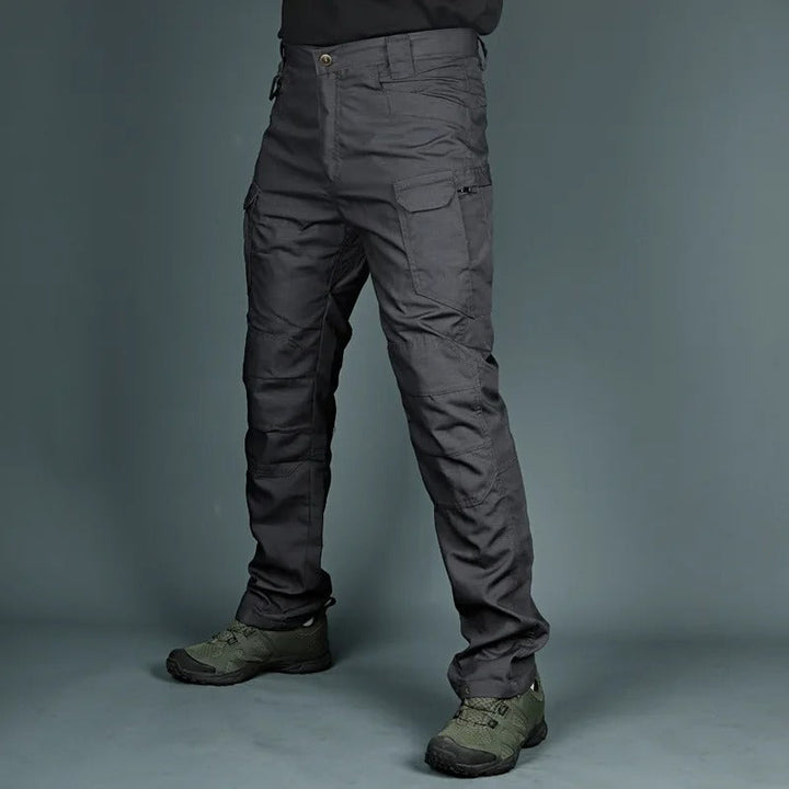 Waterdichte heren outdoorbroek David in groen, bekend om zijn comfort en bescherming. Ideale wandelbroek.