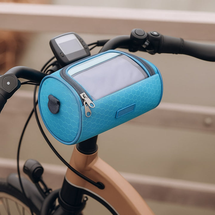 Close-up: waterdichte fietstas met transparant touchscreen venster voor duidelijke smartphone weergave.