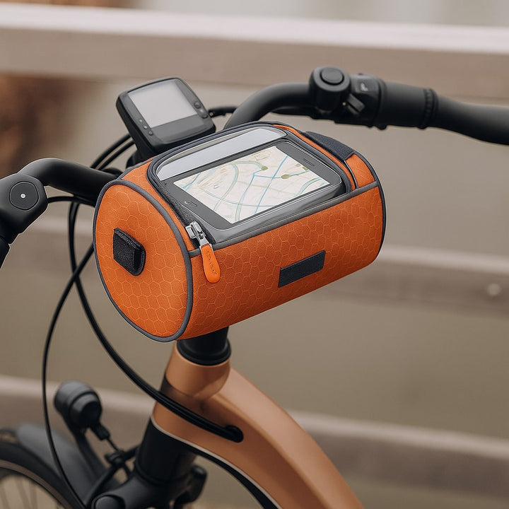 Binnenkant waterdichte fietstas; genoeg ruimte voor spullen, met transparant touchscreen bovenaan.