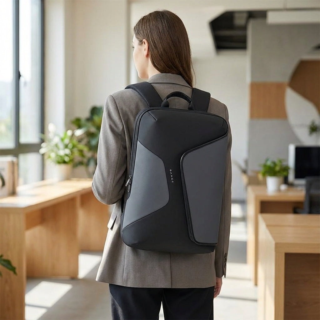 Waterdichte FluxPack zakelijke rugzak met laptopvak, ideaal voor forenzen, comfortabel en efficiënt.
