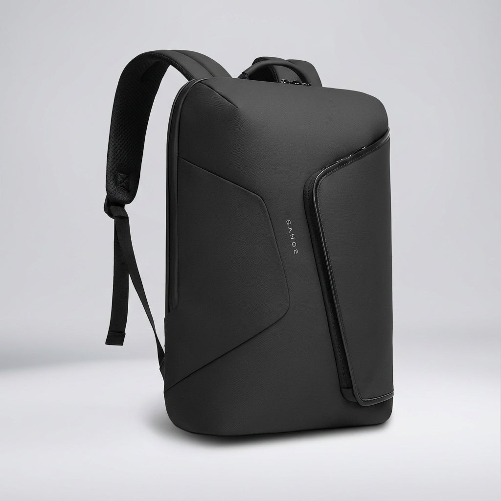 Stijlvolle waterdichte FluxPack rugzak in professionele setting, perfect voor forenzen en zakelijk gebruik.