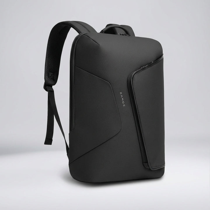 Stijlvolle waterdichte FluxPack rugzak in professionele setting, perfect voor forenzen en zakelijk gebruik.