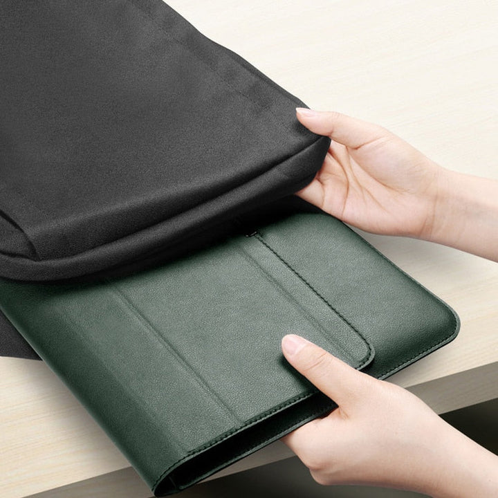 Laptop sleeve met uitklapbare ergonomische standaard, ideaal voor een comfortabele werkhouding en betere ventilatie.