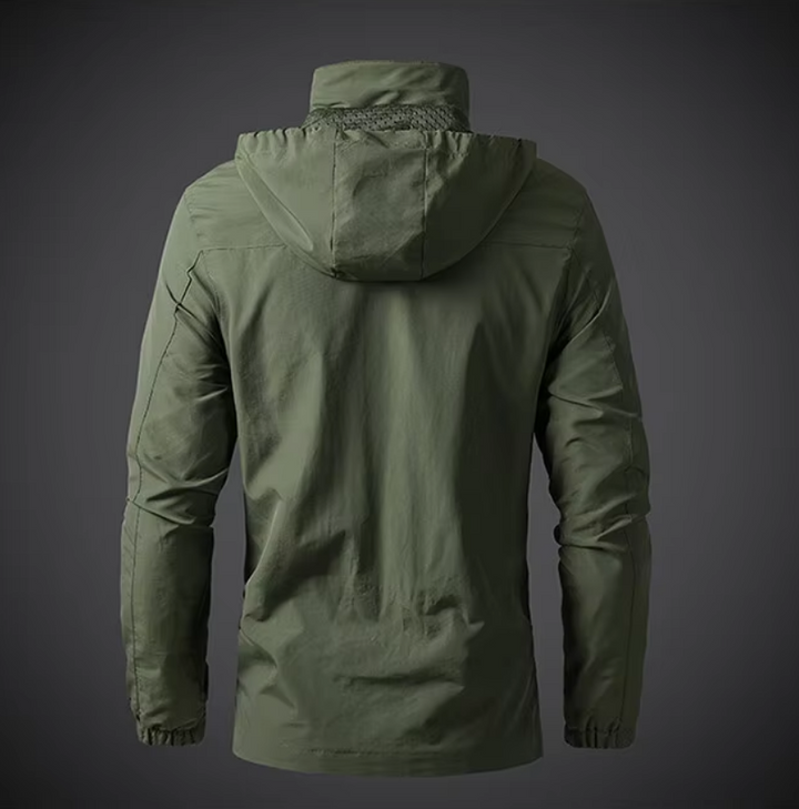 Detail van de verstelbare capuchon van de Arvid heren outdoorjas, voor optimale bescherming.