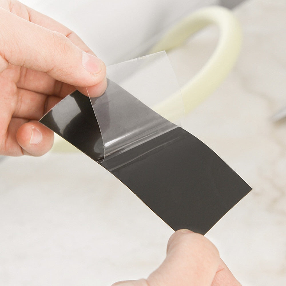 Grote rol zelfklevende waterdichte reparatietape, klaar voor snelle afdichting van lekken.