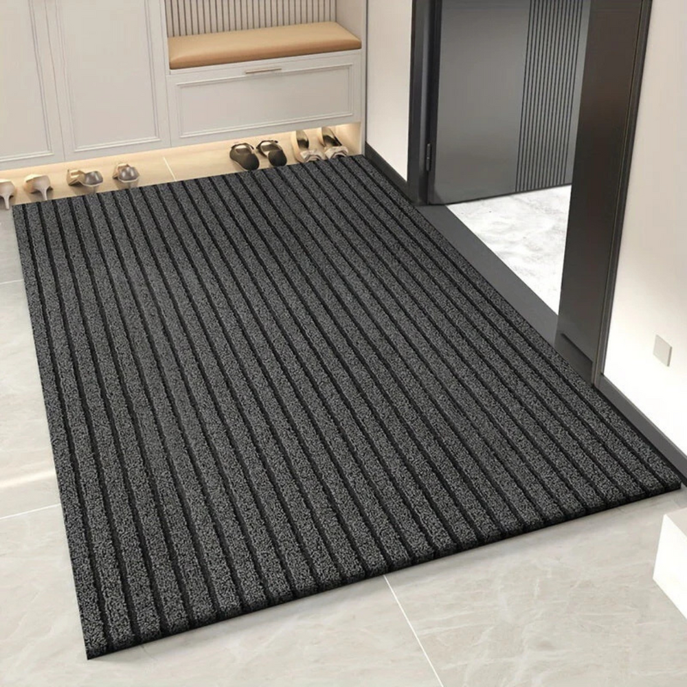 Stijlvolle grijze PVC buiten deurmat; duurzaam, weerbestendig en antislip voor een schone, uitnodigende entree.