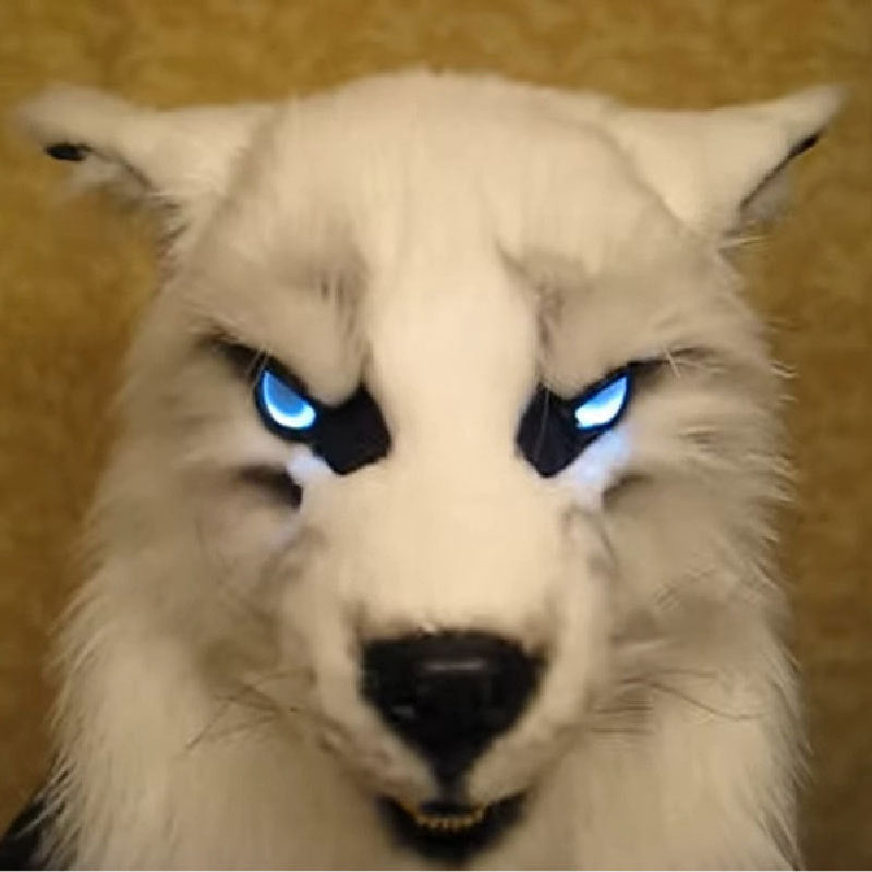 Griezelig weerwolfmasker met felrode LED-ogen die oplichten in het donker, ideaal voor een horror kostuum.