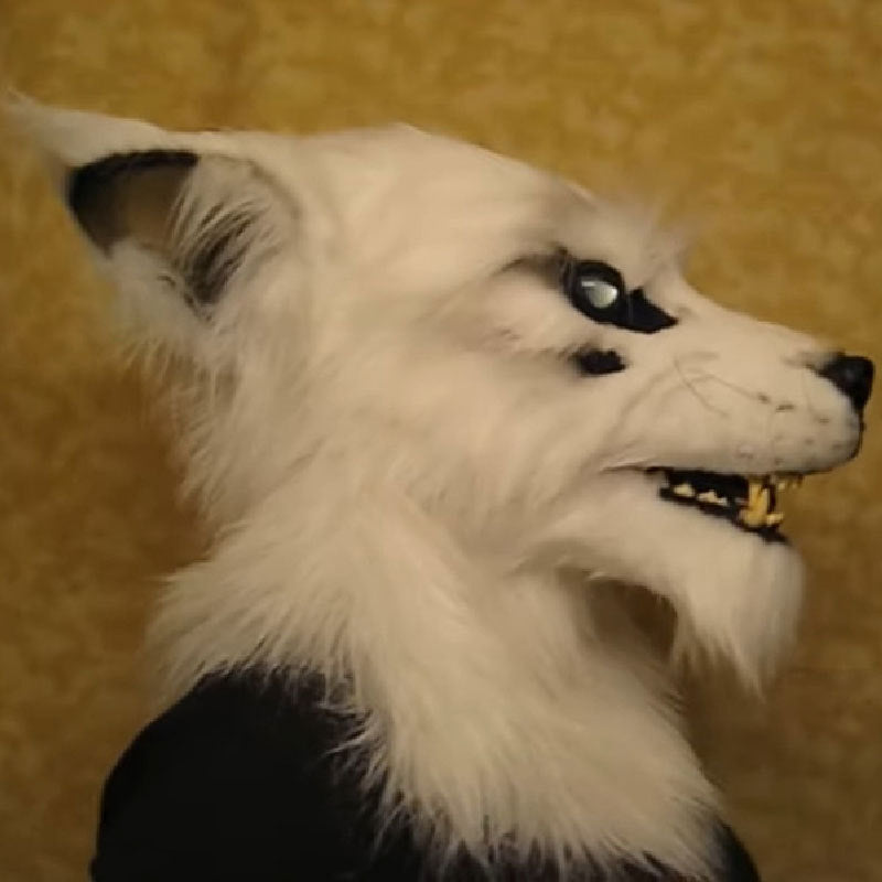 Gedetailleerd weerwolfmasker met beweegbare oren en levensechte tanden, een must-have voor cosplay evenementen.