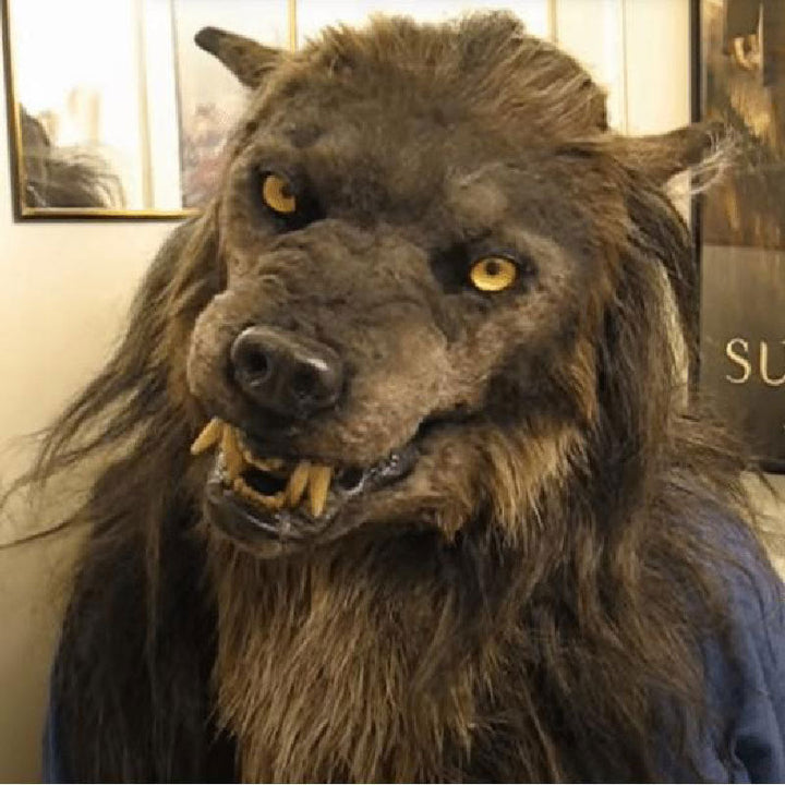 Model draagt het indrukwekkende weerwolfmasker met actieve LED-ogen, klaar voor een angstaanjagend feest.