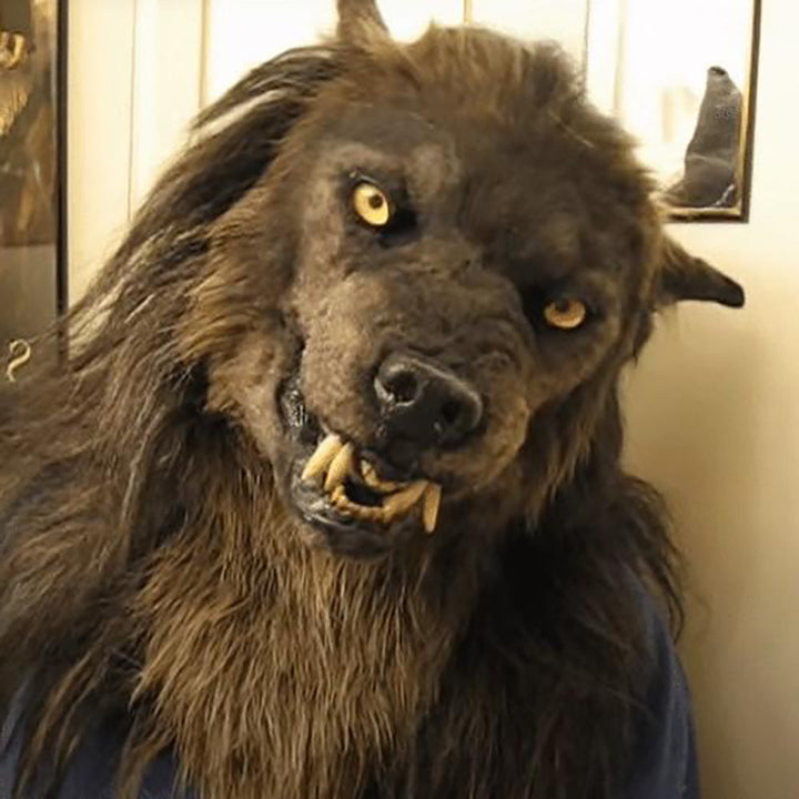 Close-up van het weerwolfmasker, toont de fijne vachttextuur en de intense blik van de LED-ogen.