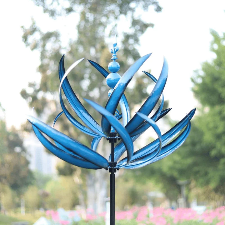 Stijlvolle metalen windspinner voor buitenleven. Sierlijk windwiel voegt rust en decor toe aan tuin of balkon.