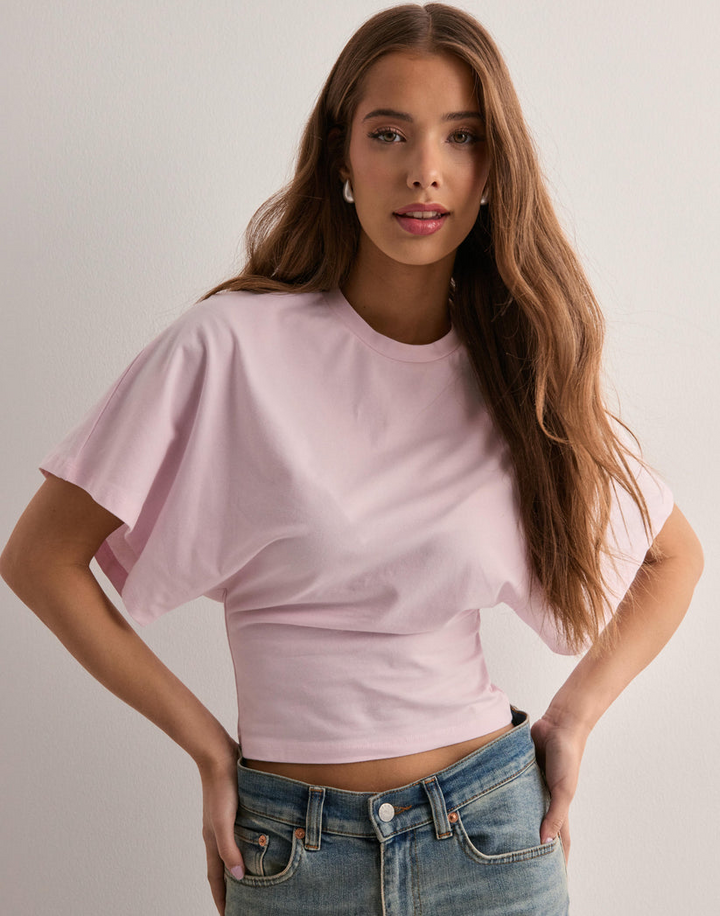 "Wijdmouw Amaya T-shirt zachtroze; trendy, comfortabel, vrouwelijk, stijlvolle look; veelzijdig voor elke gelegenheid."