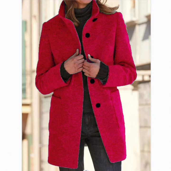 "Winddichte damesmantel met opstaande kraag, vooraanzicht, elegant en functioneel ontwerp voor koude seizoenen."