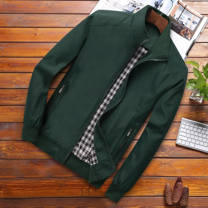 "Winddichte stijlvolle heren zomerjas, khaki kleur, met strakke kraag en hoogwaardige stof voor moderne en functionele look."