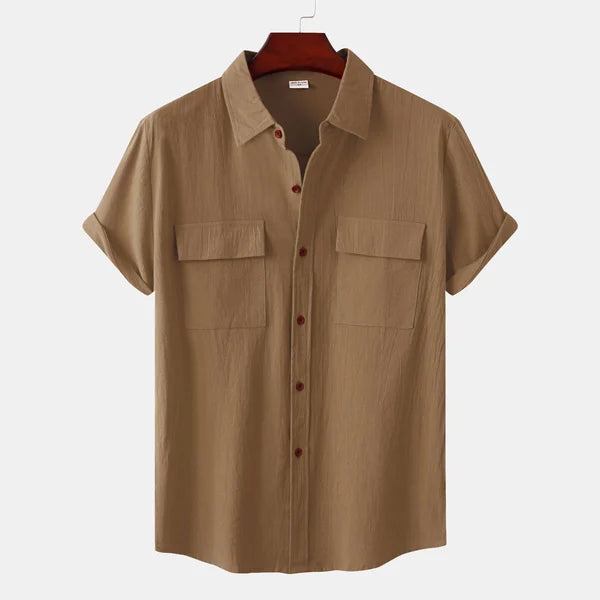 Donkerblauw herenoverhemd, casual, korte mouwen en knopen, tijdloze stijl voor herenkleding.