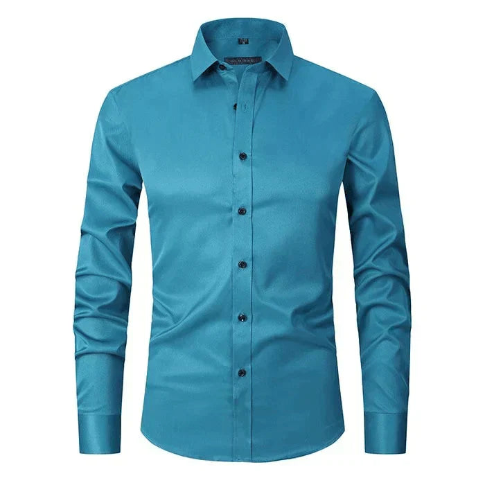 Wit slim fit heren overhemd met lange mouwen en klassieke kraag, geschikt voor onder een jasje.