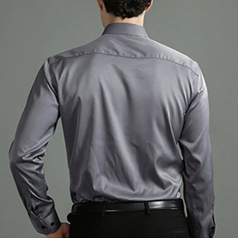 Blauw comfortabel overhemd voor heren, strijkvrij, geschikt voor zowel kantoor als casual herenmode.