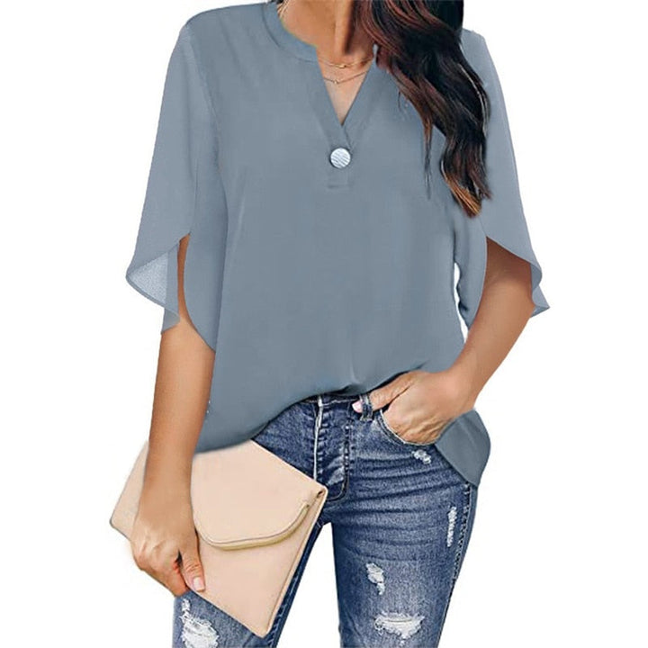 Detail AstridTop blouse: Close-up van de moderne, elegante damesblouse met fijne stof, lange mouwen en losvallend silhouet.