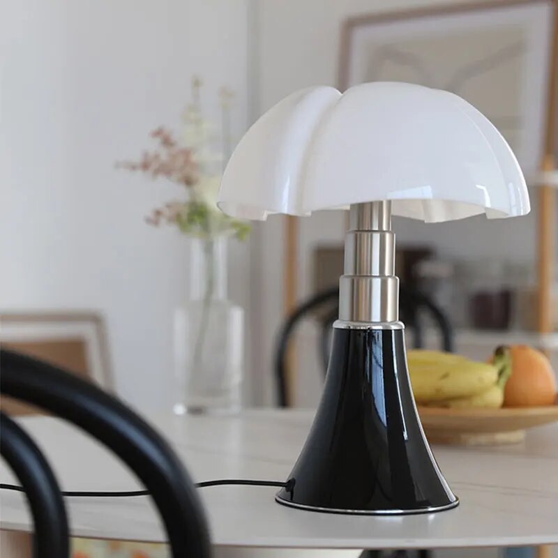 Witte bloemvormige LED tafellamp met dimbaar licht, modern design voor sfeervolle interieurverlichting.
