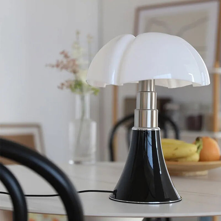 Witte bloemvormige LED tafellamp met dimbaar licht, modern design voor sfeervolle interieurverlichting.