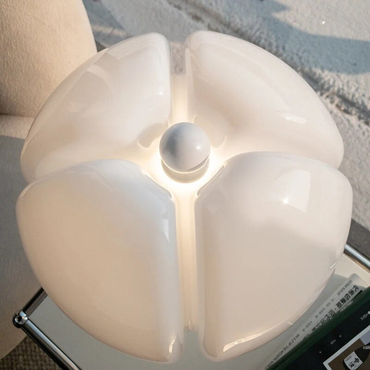 Elegante bloemvormige tafellamp met touchbediening, dimbaar LED licht voor een warm interieur.