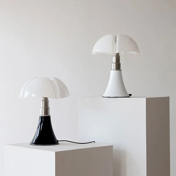 Zwarte bloemlamp, dimbaar met LED technologie, geeft stijlvolle sfeerverlichting voor moderne ruimtes.