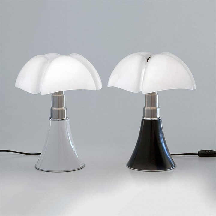 Witte 'Fleur' tafellamp, bloemvormig en dimbaar, met energiezuinige LED voor een modern interieur.
