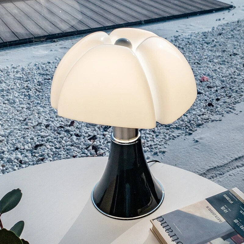 Dimbare bloem tafellamp in modern design, zowel in wit als zwart verkrijgbaar, perfecte sfeermaker.