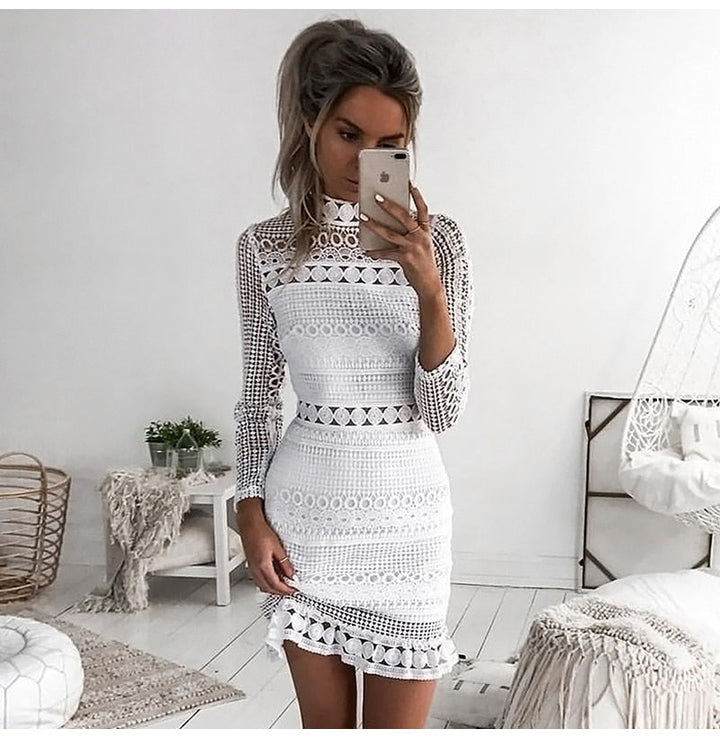 Lange witte zomerjurk in bohemian stijl, ideaal als strandjurk of elegante kleding voor dames.