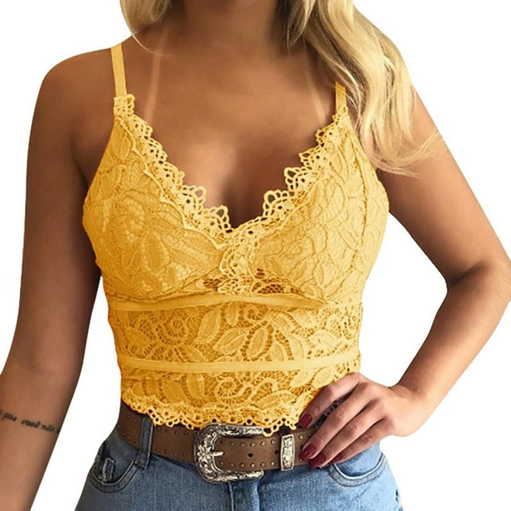 Witte Dames Kyra damestop met elegant bloemenpatroon en V-hals, geschikt voor zowel casual als chique zomeravonden.