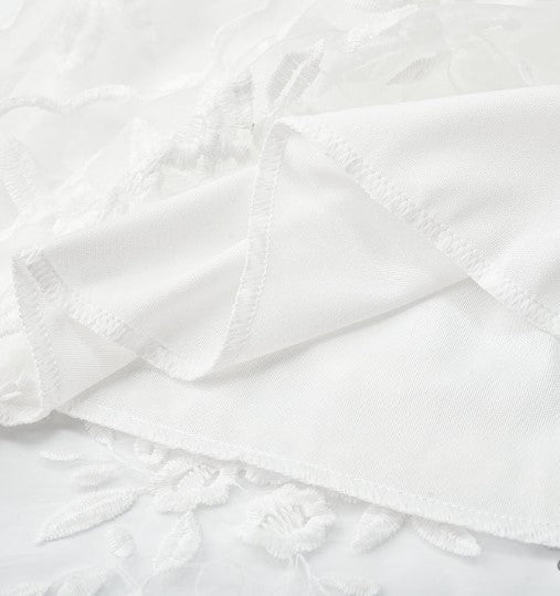 Vrolijke witte bloemen a-lijn mini-jurk met v-hals en spaghettibandjes. Stijlvolle dames zomerjurk, casual chic.