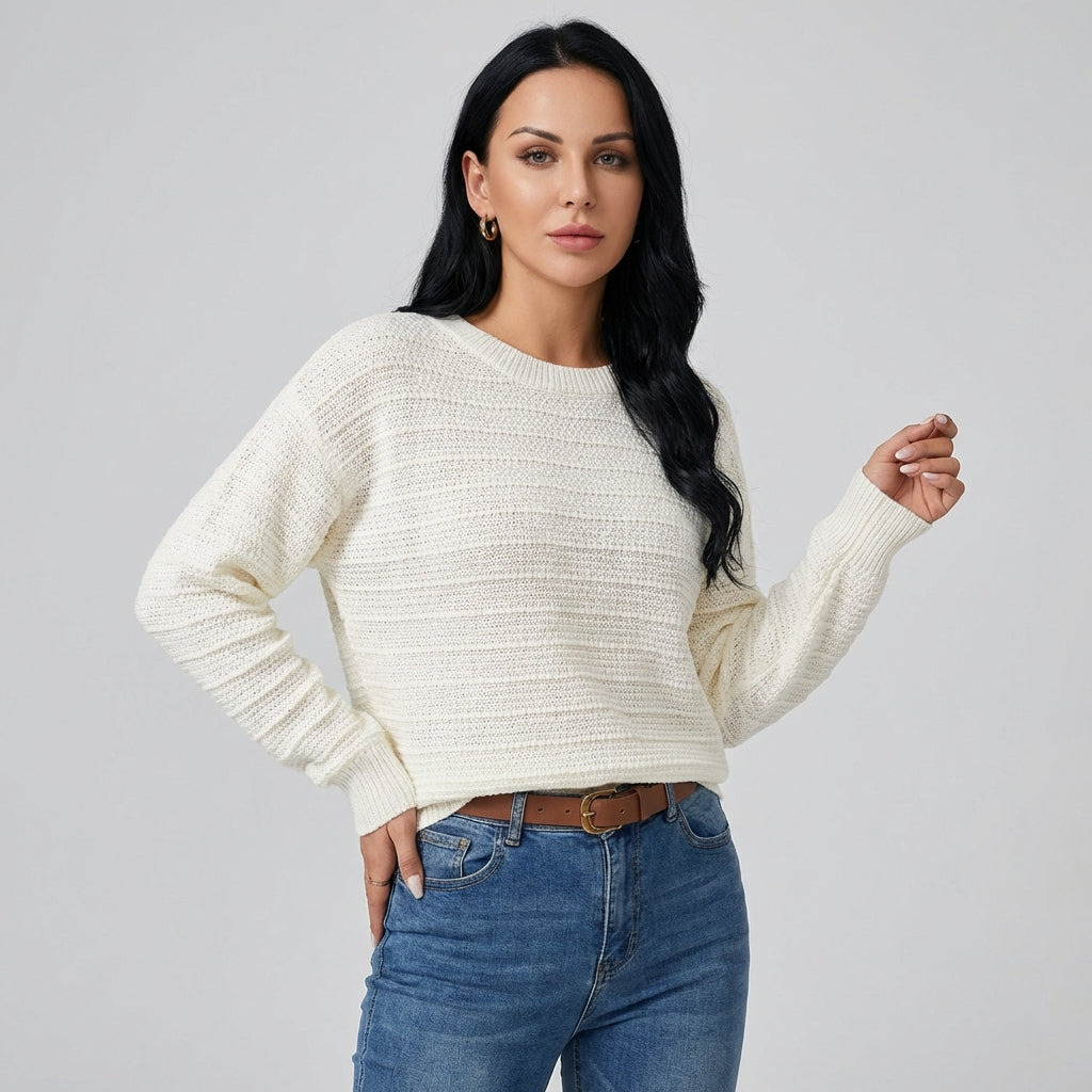 Witte dames pullover sweater met ronde hals, lange mouwen en elegant strikdetail op de rug. Casual trui.
