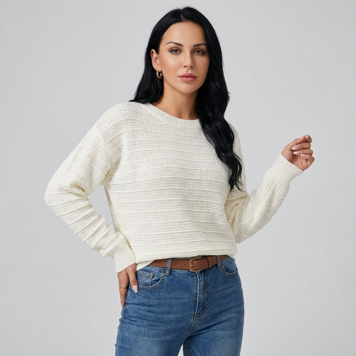 Witte dames pullover sweater met ronde hals, lange mouwen en elegant strikdetail op de rug. Casual trui.