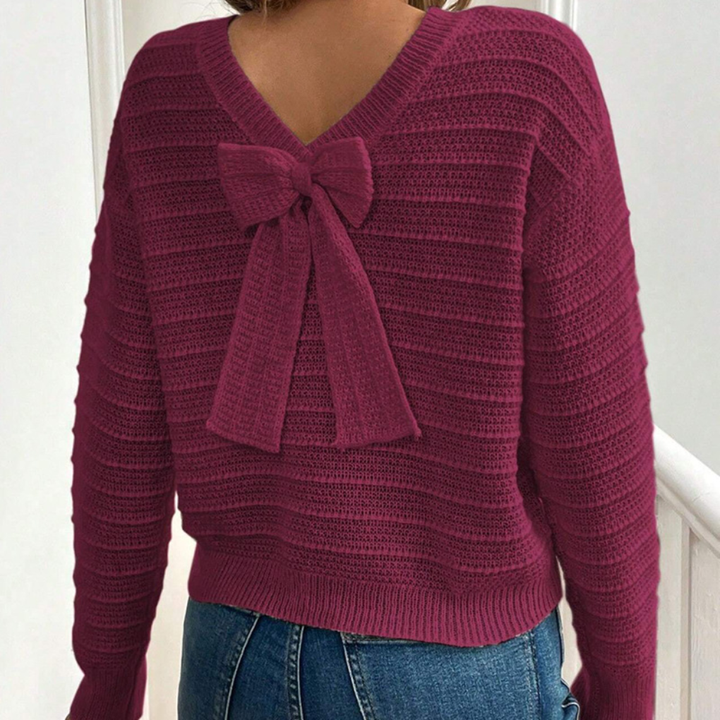 Elegante gele dames pullover trui met lange mouwen, ronde hals en verfijnd strikdetail op de rug.