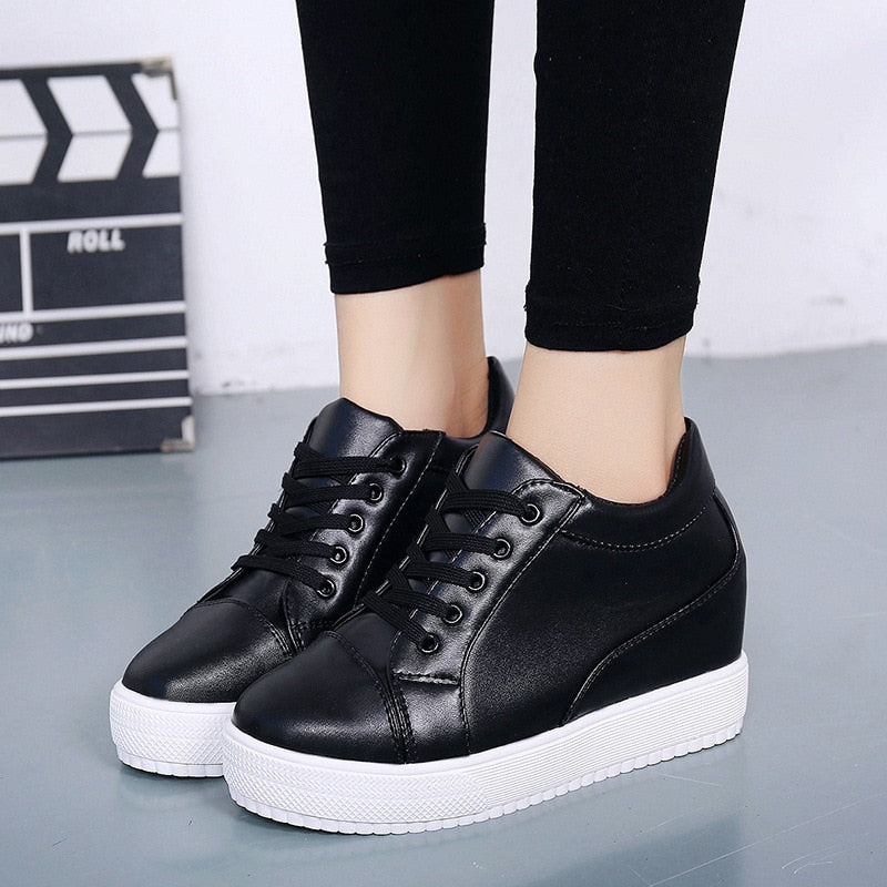 Elegante zwarte dames schoen met sleehak, ideaal voor een trendy en comfortabele outfit. Veelzijdig en chic.