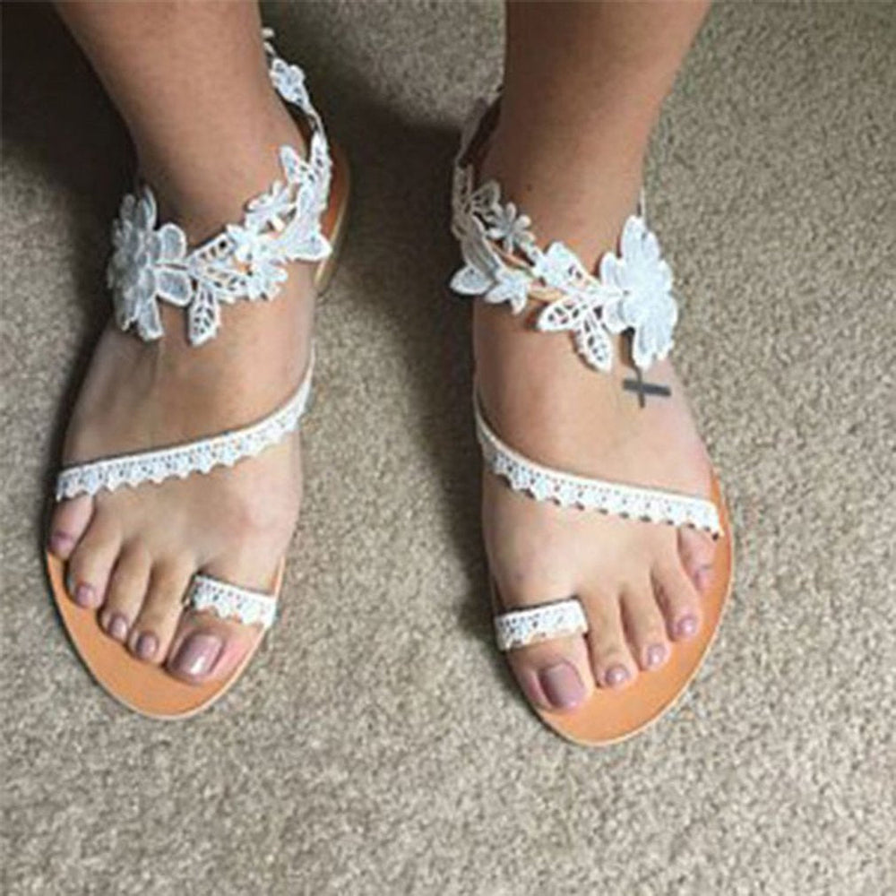 Elegante witte dames zomersandalen Sophie met verfijnde bloem details. Ideaal voor casual en zomerse outfits.