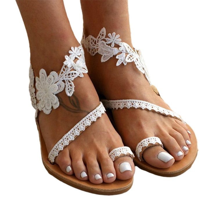 Witte Sophie dames zomersandalen, comfortabel en elegant, met bloemdetails. Perfect voor strand en zomer.