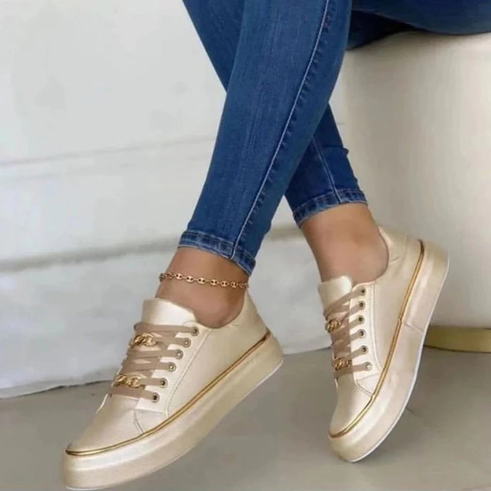 Zwarte comfortabele dames casual sneakers met subtiele gouden details, veelzijdig voor dagelijks gebruik.