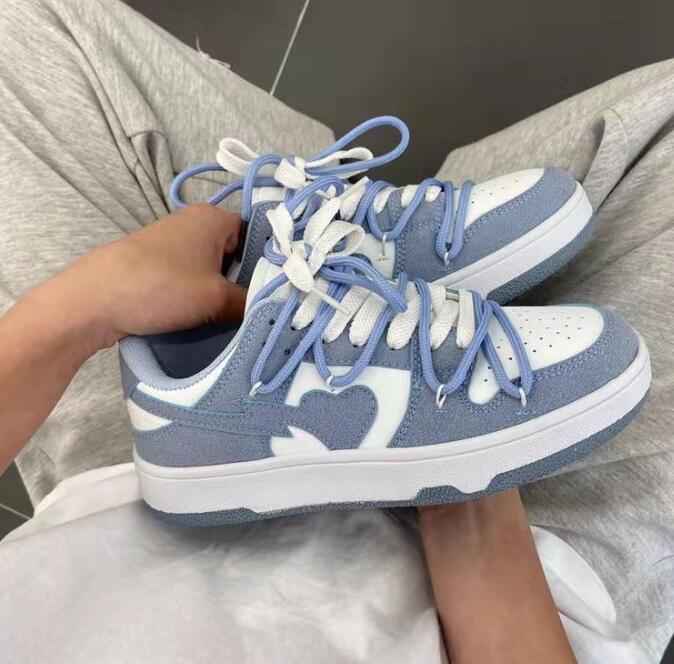 Witte en groene DoortjesSneakers voor dames, trendy en stijlvol, perfect voor lente en zomer comfort.