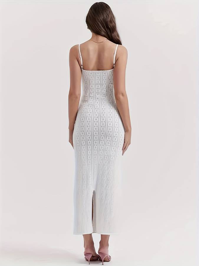 Mouwloze witte gehaakte damesjurk, type Lyra. Comfortabel en stijlvol voor zomerse dagen en avonden.