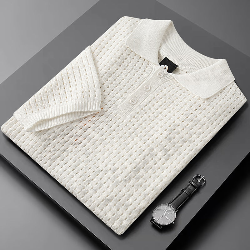 Witte herenpolo Daan met fijne knitstructuur. Comfortabel, ademend, korte mouwen. Stijlvolle zomerkleding.