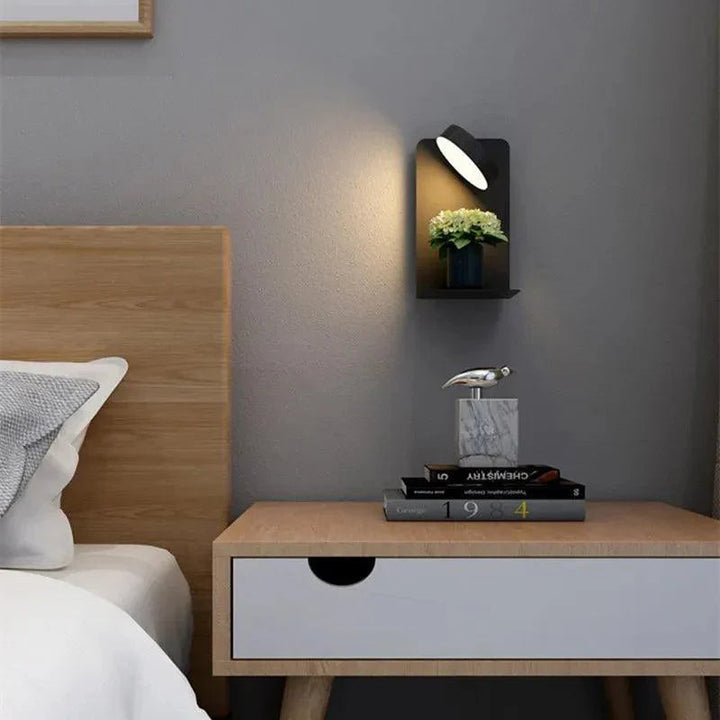 Witte LED nachtlamp met draaibaar design en geïntegreerd USB oplaadstation, ideaal voor slaapkamer.