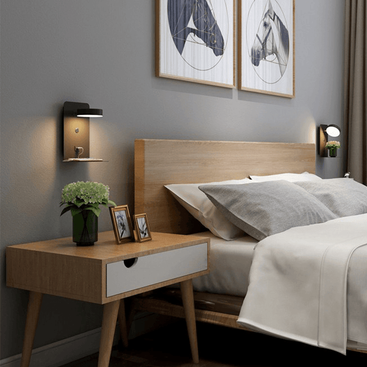 Multifunctionele LED wandlamp met draaibaar licht en USB oplader; modern design voor slaapkamer of woonkamer.