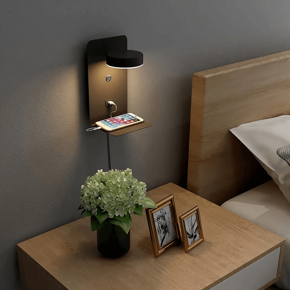 Dimbare LED wandlamp in wit/zwart met draaibaar licht en USB oplaadstation, voor sfeervolle slaapkamer verlichting.